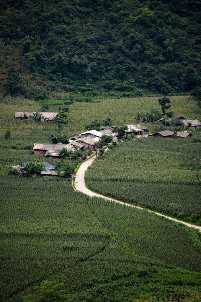 Khung cảnh Hà Giang hùng vĩ với những cung đường quanh co xuyên qua núi và các bản làng hẻo lánh. Ảnh: Andy Trung.