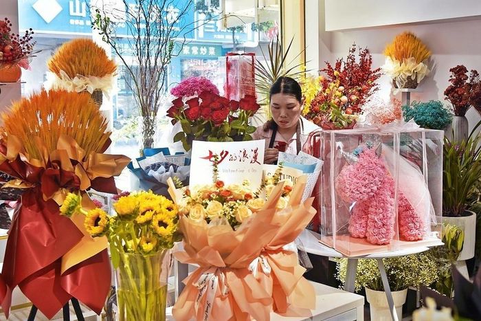 Cửa hàng hoa tại Trung Quốc đắt khách dịp Thất Tịch. Ảnh: CGTN.