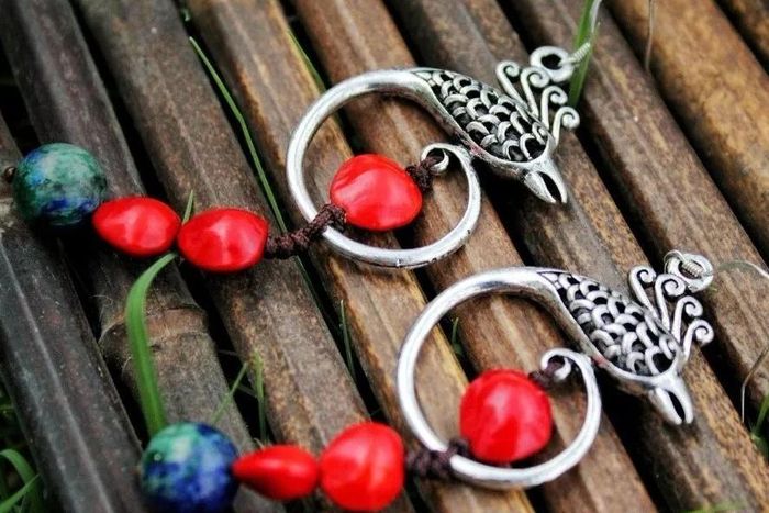 Hồng đậu có màu đỏ tươi, vỏ ngoài cứng, rắn chắc, thường được dùng làm vòng tay, móc treo... Ảnh: The Paper, Aite Jewelry.