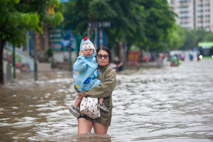Bộ GD&ĐT yêu cầu các địa phương ứng phó với mưa lớn, ngập lụt. Ảnh minh họa: Đinh Hà.