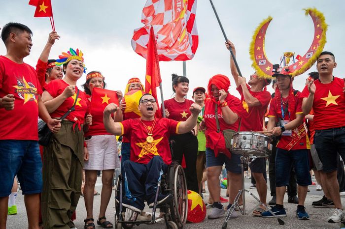 Một số nhóm CĐV còn gây chú ý với những màn hóa trang độc đáo. Từ tóc giả, áo cờ đỏ sao vàng đến khuôn mặt được vẽ quốc kỳ, tất cả tạo nên hình ảnh vui nhộn giữa biển người hướng về sân. 