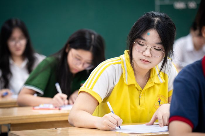 Theo các nhà giáo, việc giảm số môn thi sẽ giảm áp lực trực tiếp cho học sinh. Ảnh minh họa: Đinh Hà.