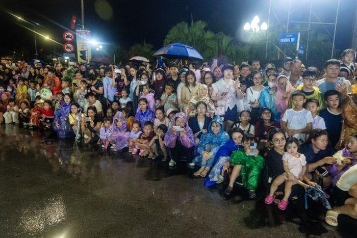 Dù trời mưa song hàng ngàn người dân vẫn tới xem những màn biểu diễn nghệ thuật đặc sắc ở lễ hội Carnival đường phố