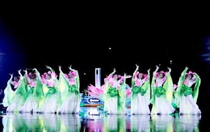 Không gian lễ hội kết hợp các màn trình diễn nghệ thuật đường phố với những yếu tố đặc trưng của văn hóa xứ Nghệ