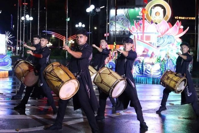 Những nghệ sĩ Malambo mang đến nhịp điệu mạnh mẽ bằng tiếng trống và đội hình biểu diễn khỏe khoắn