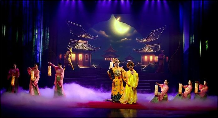 Vở "Trần Nhân Tông" là sự kết hợp đặc biệt giữa ngôn ngữ xiếc và ngôn ngữ của nghệ thuật cải lương mang lại những không gian biểu diễn vô cùng ấn tượng cho nghệ sĩ và khán giả