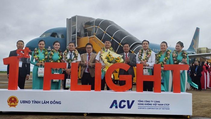Lãnh đạo tỉnh Lâm Đồng tặng hoa chúc mừng các hành khách đầu tiên