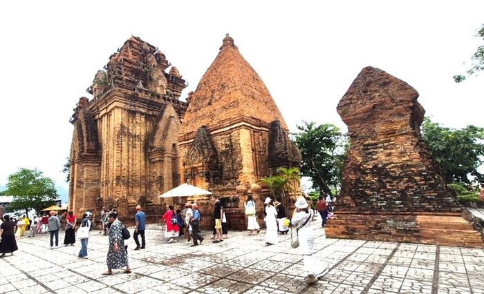 Du khách tham quan Tháp Bà Pô Nagar