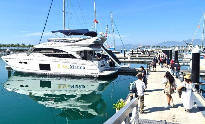 Du khách trải nghiệm tour du lịch bằng du thuyền khám phá vịnh Nha Trang