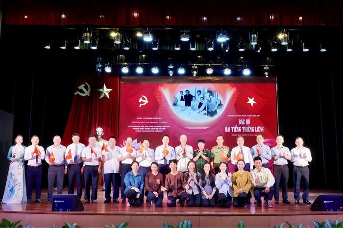 Các đại biểu lên chúc mừng các nghệ sĩ sau buổi biểu diễn tại chương trình diễn ra vào ngày 17.8