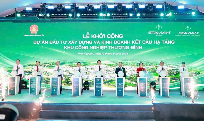 Nghi thức bấm nút khởi công sáng ngày 19.8 đúng dịp cả nước kỷ niệm 81 năm Cách mạng Tháng Tám thành công