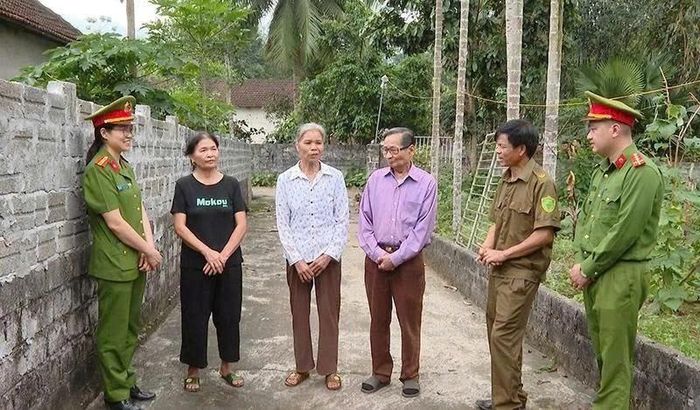 Công an xã Cẩm Thạch phối hợp với tổ hòa giải cơ sở tuyên truyền, vận động người dân giải quyết mâu thuẫn, tranh chấp