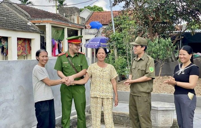 Cán bộ Công an cơ sở thường xuyên nắm tình hình, kịp thời phát hiện và giải quyết những mâu thuẫn phát sinh trong nhân dân