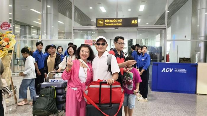 Những hành khách đầu tiên đặt chân xuống sân bay Liên Khương sau khi sân bay hoạt động trở lại