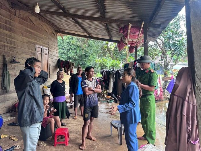 Bà Hoàng Thị Thủy, Phó Chủ tịch UBND xã Đăk Long trực tiếp đến hiện trường tuyên truyền, vận động di dời 2 hộ dân với 14 nhân khẩu ra khỏi khu vực có nguy cơ sạt lở
