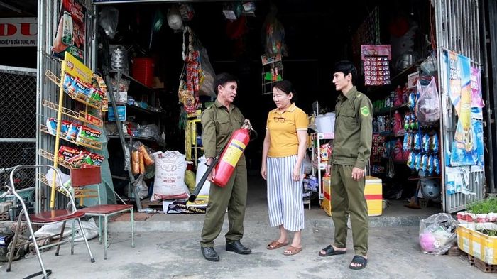 Thành viên Tổ bảo vệ ANTT ở cơ sở tuyên truyền pháp luật, vận động người dân nâng cao ý thức phòng ngừa tội phạm, phòng cháy chữa cháy
