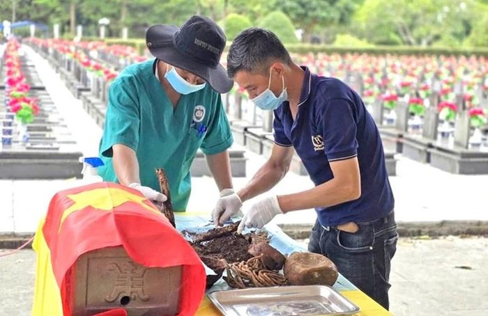 Thu thập mẫu sinh phẩm tại Nghĩa trang Liệt sĩ tỉnh Gia Lai