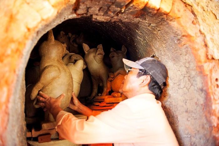 Lò nung gốm thủ công tại làng gốm Thanh Hà