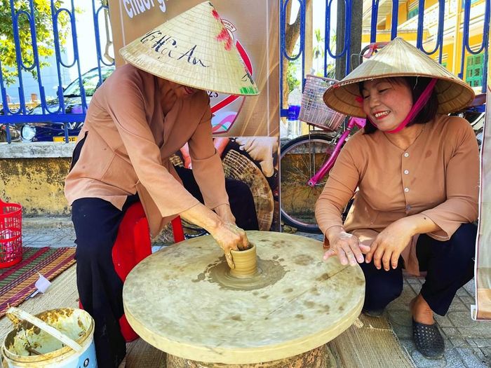 Các hội thi chuốt gốm, nặn con thổi, trưng bày sản phẩm gốm đặc trưng sẽ được tổ chức tạo cơ hội cho các nghệ nhân, thợ làng nghề giao lưu, thể hiện tài nghệ sáng tạo