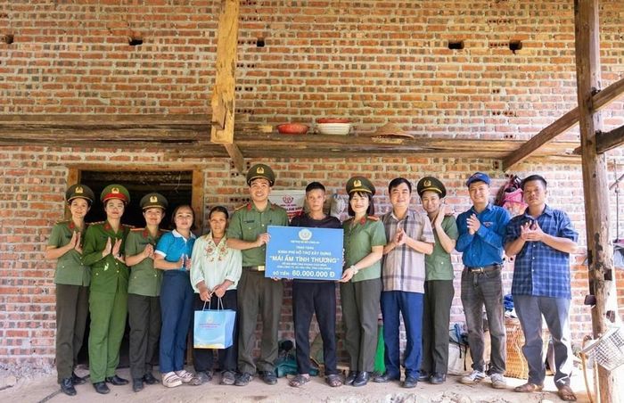 Trao kinh phí hỗ trợ xây dựng “Mái ấm tình thương” cho gia đình ông Phùng Chòi Mình. Ảnh: Công an tỉnh Cao Bằng
