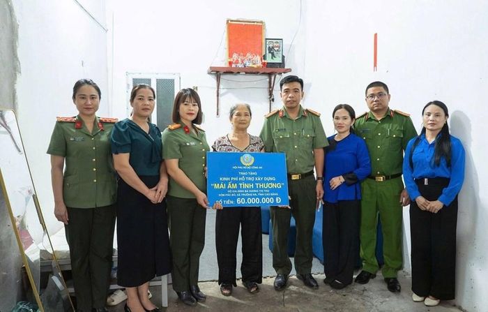 Đại diện các đơn vị trao kinh phí hỗ trợ xây dựng “Mái ấm tình thương” cho gia đình bà Dương Thị Thọ. Ảnh: Công an tỉnh Cao Bằng