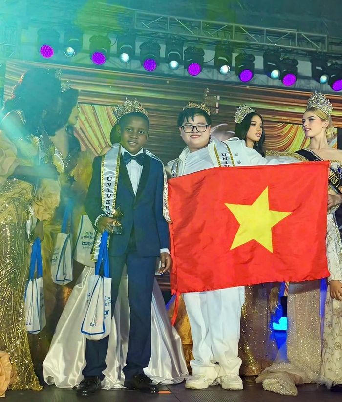 Gia Bảo đồng thời giành giải Best Talent với phần trình diễn ca khúc “Tổ quốc gọi tên mình”