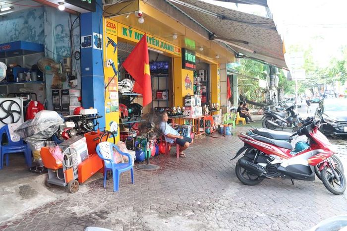 Các phương tiện được hướng dẫn đỗ đúng vị trí, dành không gian vỉa hè cho người đi bộ