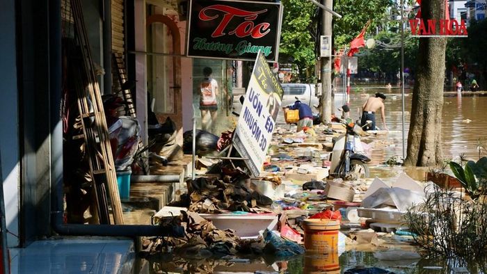 Trận lũ hồi năm 2025 khiến nhiều hộ dân thiệt hại về tài sản, đường xá ngổn ngang rác thải