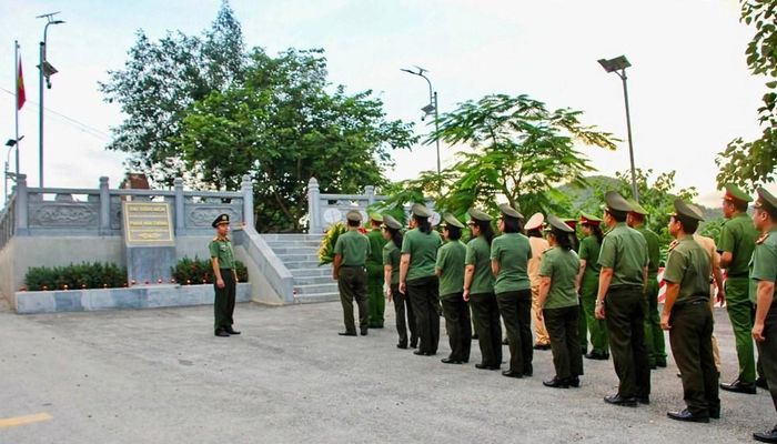 Tuổi trẻ Công an Điện Biên dâng hương tưởng niệm Anh hùng liệt sĩ Phạm Văn Cường. Ảnh: Công an tỉnh Điện Biên