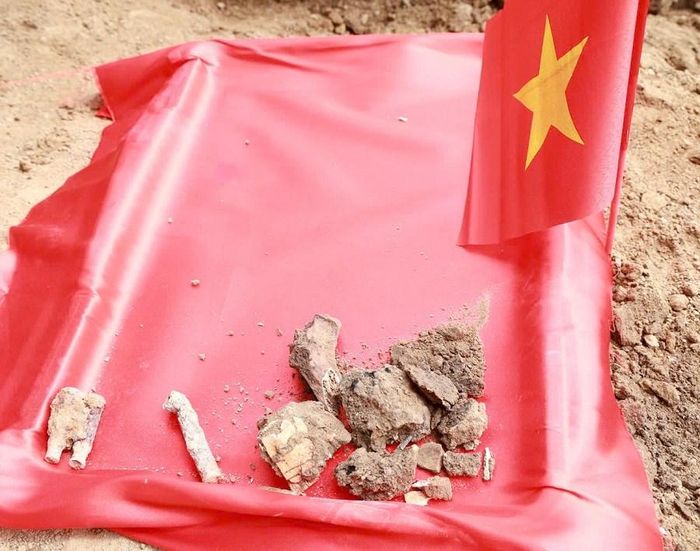 Đội Quy tập hài cốt liệt sĩ đã đào và phát hiện 5 vị trí có mẫu xương, cùng nhiều di vật như cát tút (vỏ) đạn, lọ dầu...