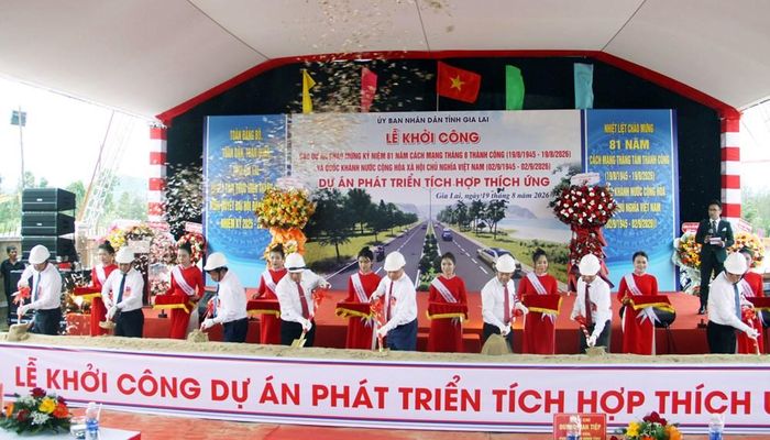 Các đại biểu thực hiện nghi thức khởi công dự án phát triển tích hợp thích ứng