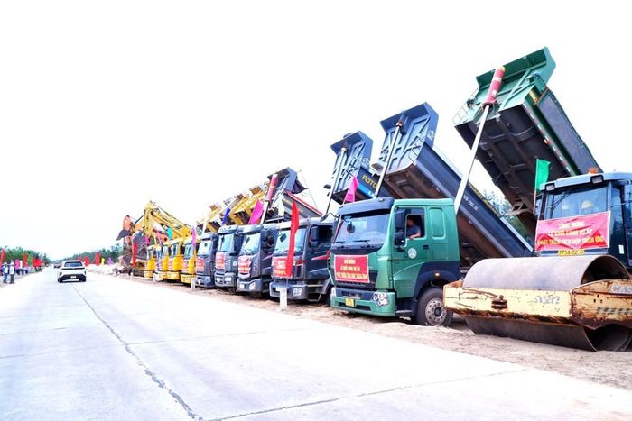 Các phương tiện đồng loạt khởi động sẵn sàng phục vụ thi công đầu tư xây dựng và kinh doanh hạ tầng kỹ thuật Khu công nghiệp Tây Giang