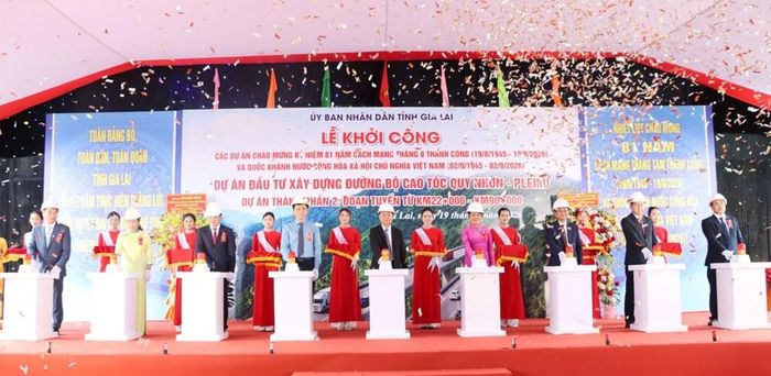 Các đại biểu ấn nút khởi công dự án đầu tư xây dựng đường bộ cao tốc Quy Nhơn – Pleiku, dự án thành phần 2