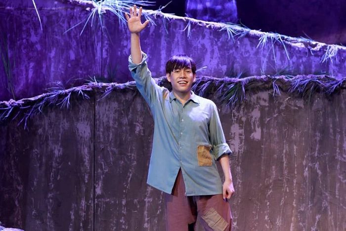 Lấy Mừng làm nhân vật trung tâm, vở diễn theo chân cậu bé từ mong muốn giản dị tìm thuốc chữa bệnh cho mẹ, đến hành trình trở thành thiếu niên trinh sát ở chiến khu Huế, trải qua nỗi oan bị nghi phản bội và cuối cùng hy sinh vì Tổ quốc