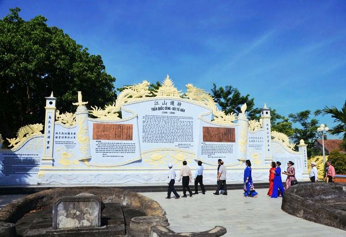 Khuôn viên khu mộ Trấn Quốc công Bùi Tá Hán