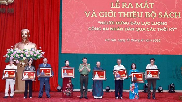 Bộ trưởng Lương Tam Quang trao quà tặng thân nhân gia đình các đồng chí lãnh đạo, cố lãnh đạo Bộ Công an qua các thời kỳ