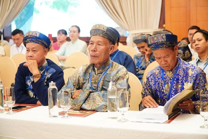 Các nghệ nhân thực hành tín ngưỡng thờ Mẫu ở Lễ hội điện Huệ Nam tham dự Hội thảo. Ảnh: S.Thùy