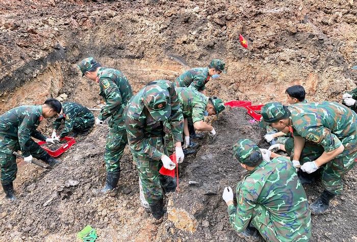 Ngày 19.8, lực lượng tìm kiếm đã phát hiện, quy tập 11 bộ hài cốt liệt sĩ và 5 bộ di vật tại khu B Công viên Lê Thị Riêng