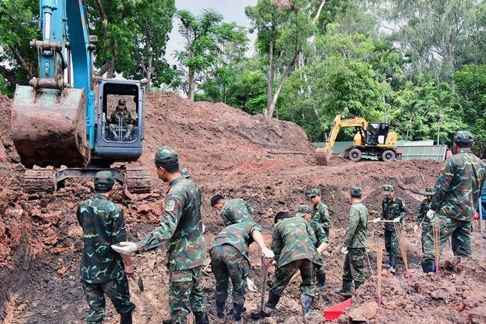 Bộ Tư lệnh Thành phố huy động 3 máy cuốc, 1 xe ben và 2 xe tải 3,5 tấn phục vụ nhiệm vụ tại Công viên Lê Thị Riêng