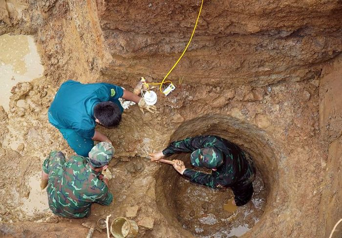 Lực lượng chức năng đào sâu khoảng 10m và mở rộng phạm vi hơn 10m quanh khu vực miệng giếng nước tại ấp Lạc An 3