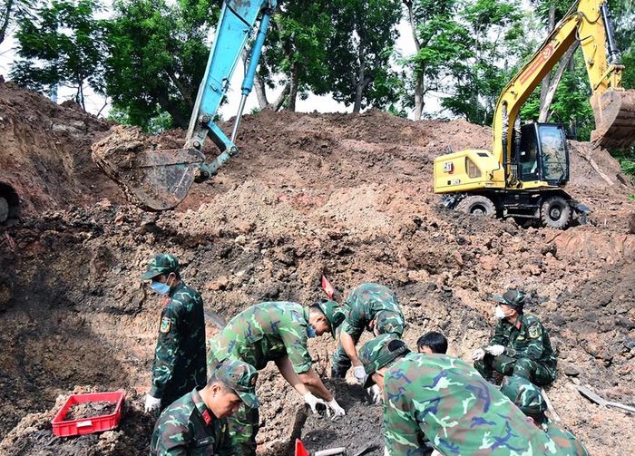 Ngày 19.8, lực lượng làm nhiệm vụ đã xử lý hơn 500m³ đất, tiếp tục mở rộng phạm vi tìm kiếm tại khu B Công viên Lê Thị Riêng