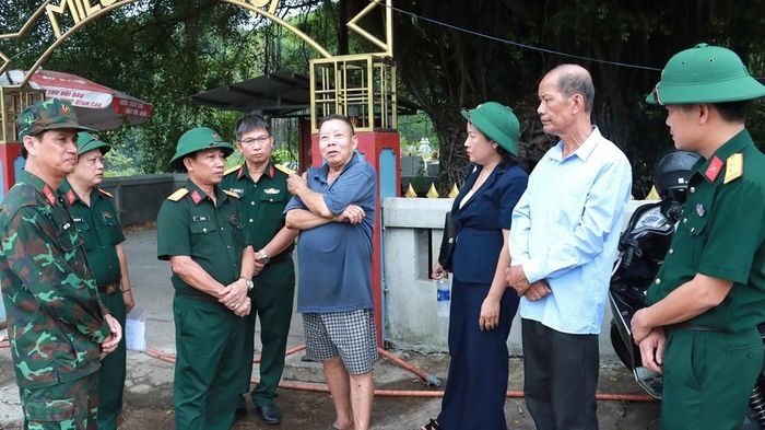 Đoàn khảo sát làm việc với các nhân chứng. Ảnh: L.Sáu
