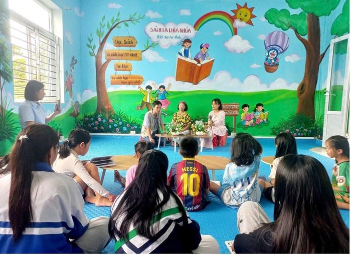 Các bạn nhỏ tham gia chương trình "Hướng dẫn vẽ tranh theo sách và toạ đàm về sách" tại Thư viện tỉnh