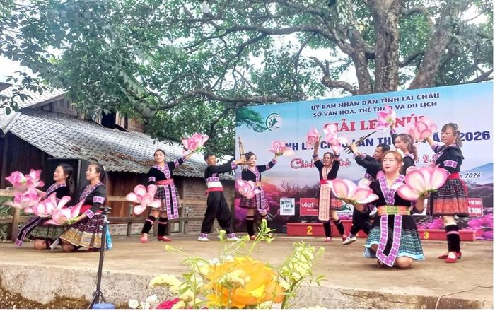 Những điệu múa xoay nghiêng trời đất luôn để lại ấn tượng khó phai cho mỗi du khách khi đến trải nghiệm khám phá tại bản Sin Suối Hồ