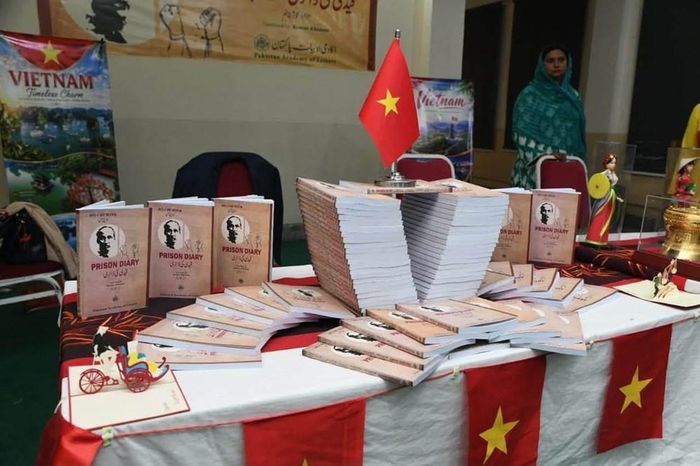 Ra mắt tập thơ “Nhật ký trong tù” bằng tiếng Urdu