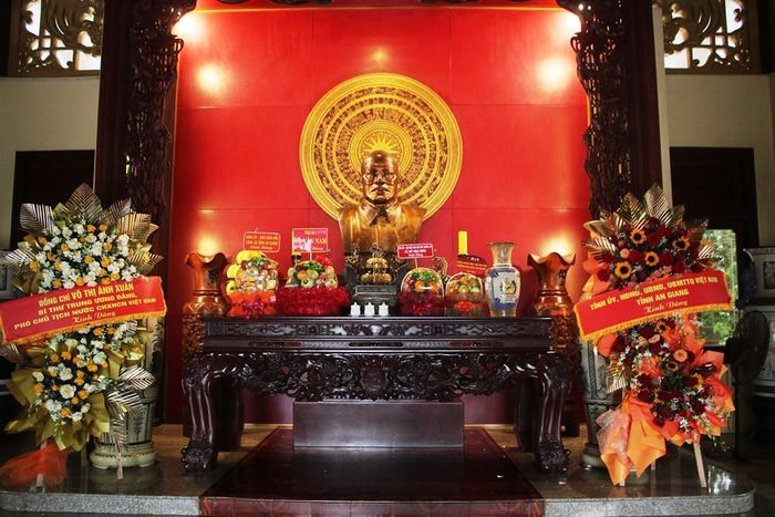 Gian chính điện đặt tượng bán thân Chủ tịch Tôn Đức Thắng được đúc bằng đồng nguyên chất