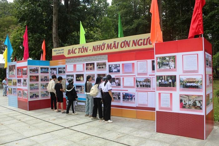 Học sinh đến xem triển lãm về Bác Tôn tại Khu lưu niệm ngày 18.8