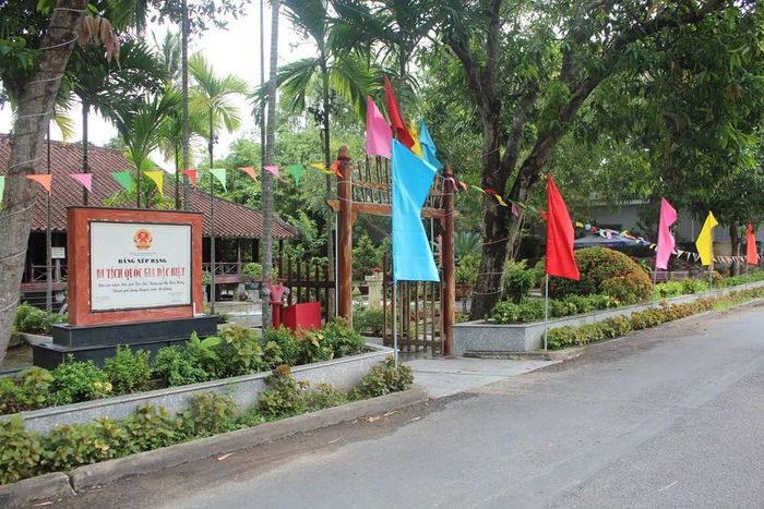 Khu cổng vào Di tích lịch sử lưu niệm thời niên thiếu của Chủ tịch Tôn Đức Thắng tại ấp Mỹ An, xã Mỹ Hòa Hưng