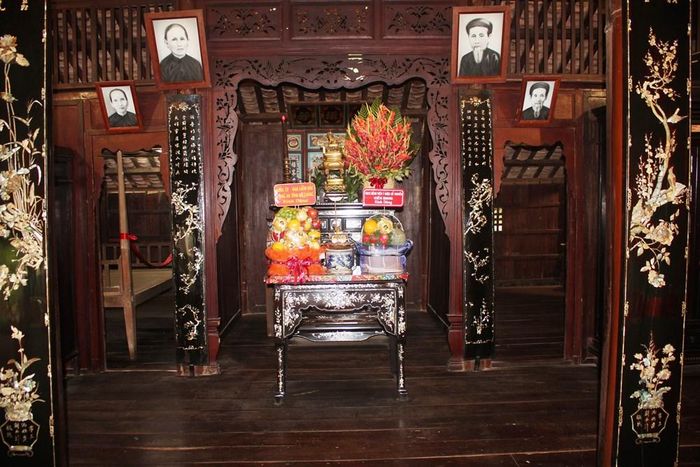 Bên trong ngôi nhà, gian giữa đặt bàn thờ tổ tiên