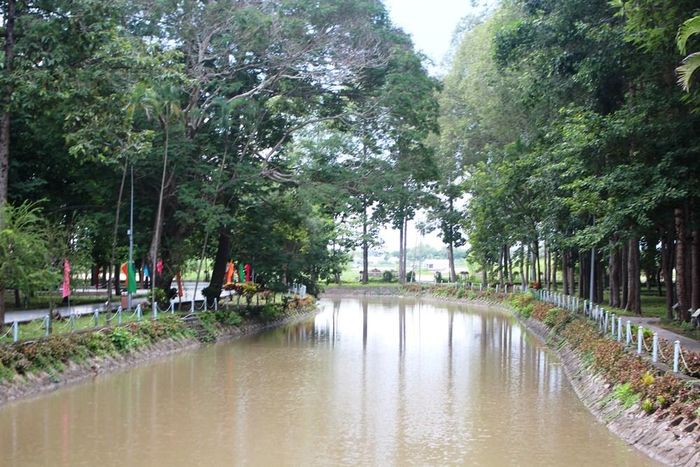 Dòng sông xanh mát trong khuôn viên Khu lưu niệm